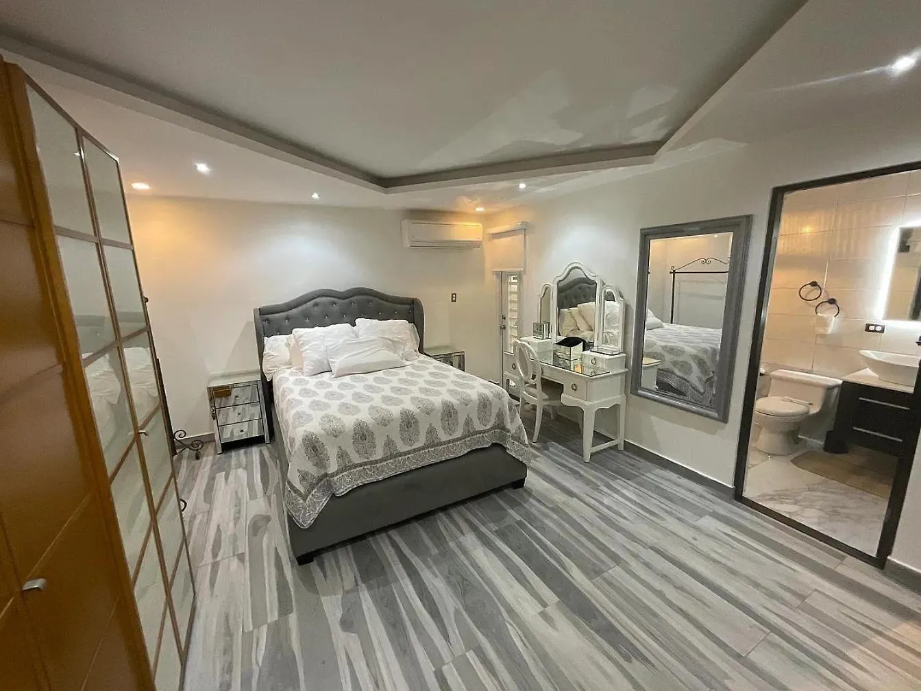 The Westside Plaza Apartman San Juan